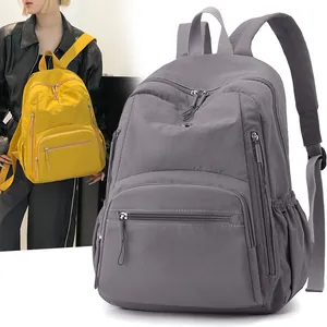 Zaino imbottito in nylon impermeabile con grande capacità e design multi-zip chic