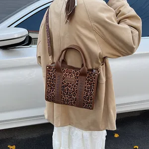 Leopard-Umhängetasche mit gewebten Griffen und goldenen Details im Streetstyle