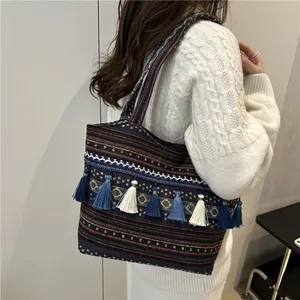 Borsa tote etnica in tela boho con motivi jacquard colorati e nappe pendenti