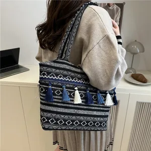 Borsa tote jacquard etnica bohémien con motivi geometrici e nappe colorate