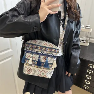 Borsa a secchiello etnica bohémien con ricamo jacquard, nappe e dettagli colorati