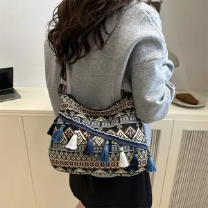 Borsa a tracolla bohémien con motivi jacquard etnici e lunghe nappe colorate