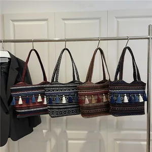 Borse tote jacquard in stile etnico con nappe colorate in quattro varianti colore