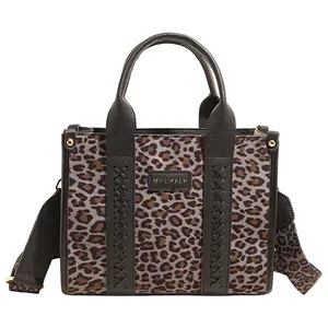 Modische Handtasche mit Leopardenmuster, Lederdetails und verstellbarem Schultergurt