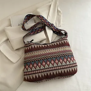 Borsa a tracolla intrecciata bohémien con motivi etnici e ampia cinghia regolabile
