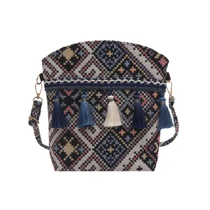 Borsa a secchiello jacquard etnica bohémien con motivi geometrici e nappe blu vivaci