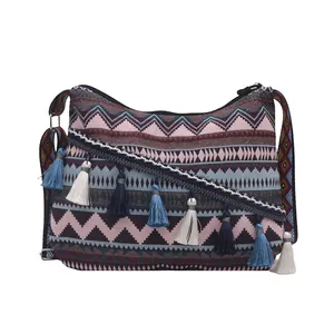 Borsa a tracolla in tela bohémien con motivi geometrici e nappe multicolore