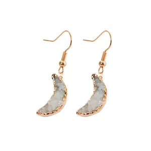 Pendientes de luna en cristal natural con bordes bañados en oro y ganchos elegantes