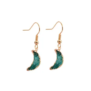 Pendientes de luna en cristal druzy verde natural con bordes dorados sobre fondo blanco