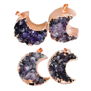 Set mit vier mondförmigen Amethyst-Druzy-Anhängern mit Roségold-Beschichtung am Rand