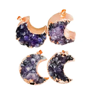 Natürliche Amethyst Mondanhänger mit vergoldeten Messingkanten und Metallschlaufen auf weiß