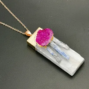 Détail d'un pendentif en cristal de gypse coloré avec kyanite bleue et chaîne rose doré