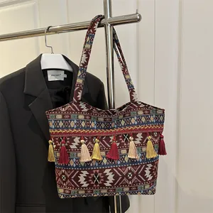 Borsa tote etnica in tessuto bohémien con nappe colorate e motivi tribali geometrici