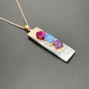 Vergulde gips geode hanger met kleurrijke ruwe kristallen aan gouden ketting
