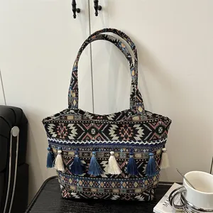 Borsa tote etnica bohémien con motivi jacquard e nappe per l'uso quotidiano delle donne