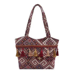 Grande borsa tote etnica con motivi geometrici tessuti e nappe decorative colorate