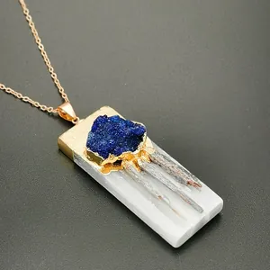 Détail macro du pendentif en cristal de gypse avec pierre bleu foncé et fini doré