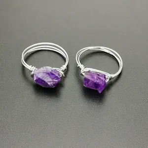 Bague faite main en fil d'argent avec des pierres précieuses de cristal d'améthyste