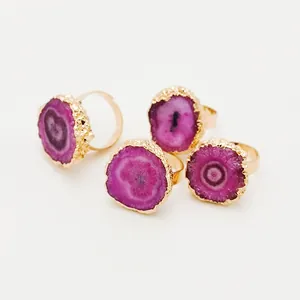 Lot de 4 bagues dorées réglables avec tranches de cristal d'agate fuchsia naturel