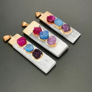 Macro detail van natuurlijke gips hangers met kleurrijke druzy kristallen en gouden rand