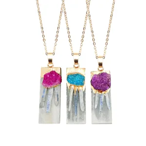 Collier avec pendentif géode rectangulaire, cristaux colorés et finition dorée