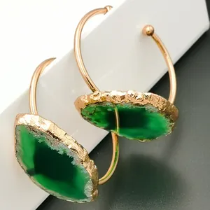 Brazalete abierto de ágata verde natural con borde irregular bañado en oro para mujer