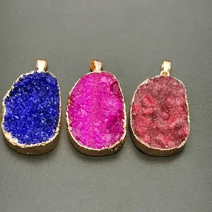 Detailweergave van kleurrijke ovale druzy kwarts hangers met elegante gouden randen