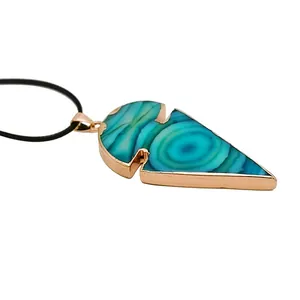 Colgante de piedra natural de ágata triangular con borde chapado en oro y cordón