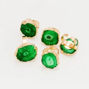 Lot de cinq bagues dorées ajustables avec cristaux naturels d'agate verte en fleur