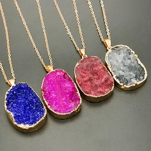 Detail van kleurrijke onregelmatige druzy kwarts hangers met goudkleurige randen