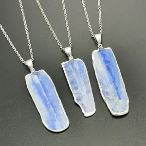 Trois pendentifs en kyanite naturelle avec bordure argentée sur chaînes pour femmes