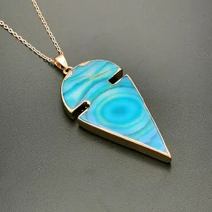Detalle del colgante triangular de ágata azul con chapado en oro rosa y cadena fina