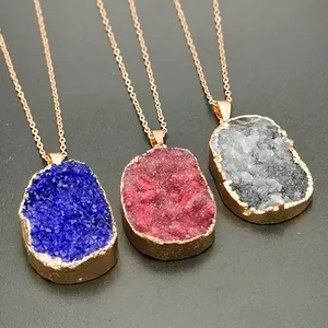 Halskettingen met natuurlijke kwartsdrusy in blauw, roze en grijs met vergulde randen