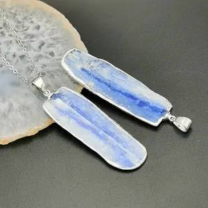 Pendentif en tranche de kyanite bleue naturelle avec bord argenté et chaîne fine