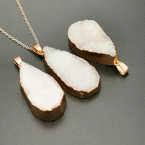 Anhänger aus natürlichem weißem Kristalldruse in Tropfenform mit Roségold-Beschichtung
