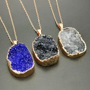 Drie natuurlijke druzy kwarts kettingen in blauw zwart grijs met roségouden randen