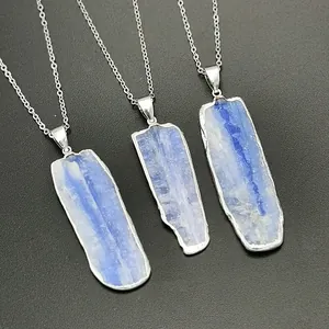 Collier avec pendentif en cyanite naturelle et bordure argentée sur fond gris