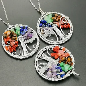 Collier Arbre de Vie fait main avec cristaux naturels colorés et fil d'argent enroulé