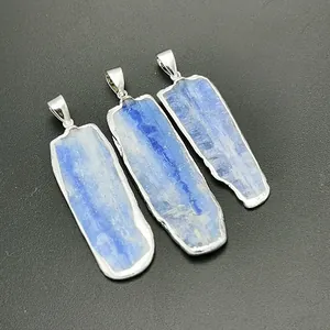 Détails de trois pendentifs en kyanite naturelle avec bordures en métal argenté