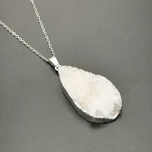 Detail eines Wassertropfen-Naturkristallanhängers mit versilberter Einfassung