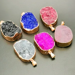 Detailopname van natuurlijke druzy kwarts hangers met goudkleurige gegalvaniseerde randen