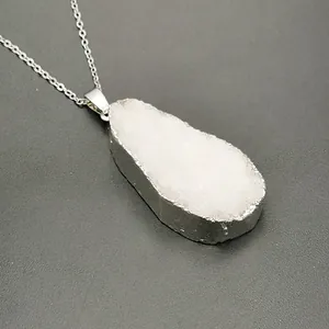Makroaufnahme von natürlichem Druzy-Kristallanhänger mit versilberter Strukturkante