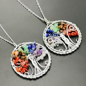 Détail du pendentif Arbre de Vie fait main avec cristaux naturels colorés et fil d'argent tressé