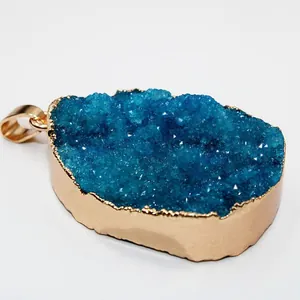 Macro-opname van blauwe kristalkwarts hanger met onregelmatige vergulde randdetails