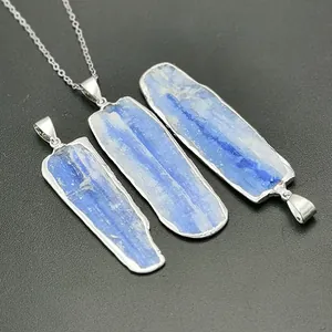 Pendentif en kyanite naturelle avec bordure argentée et chaîne à maillons fins