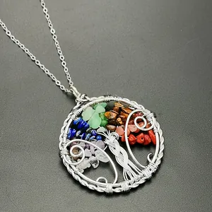 Vue détaillée du pendentif Arbre de Vie avec éclats de cristaux naturels multicolores
