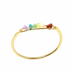 Handgefertigtes goldenes Manschettenarmband mit bunten Rohkristallen und Drahtwicklung