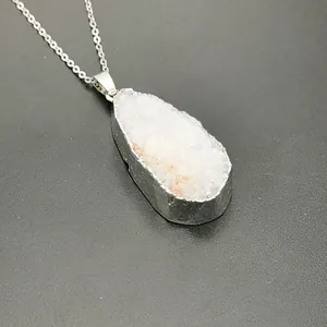 Makro-Detail von natürlichem weißem Druzy-Kristallanhänger mit versilberter Einfassung