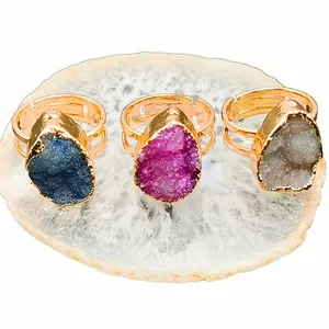 Set de 3 anillos ajustables dorados con cristales druzy en forma de gota azul y violeta