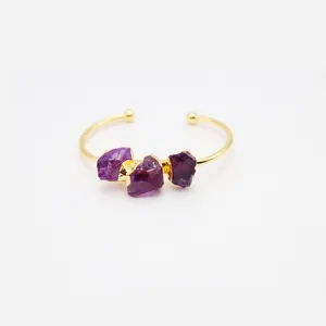 Vergoldeter Armreif mit drei unregelmäßigen natürlichen violetten Amethyst-Steinen
